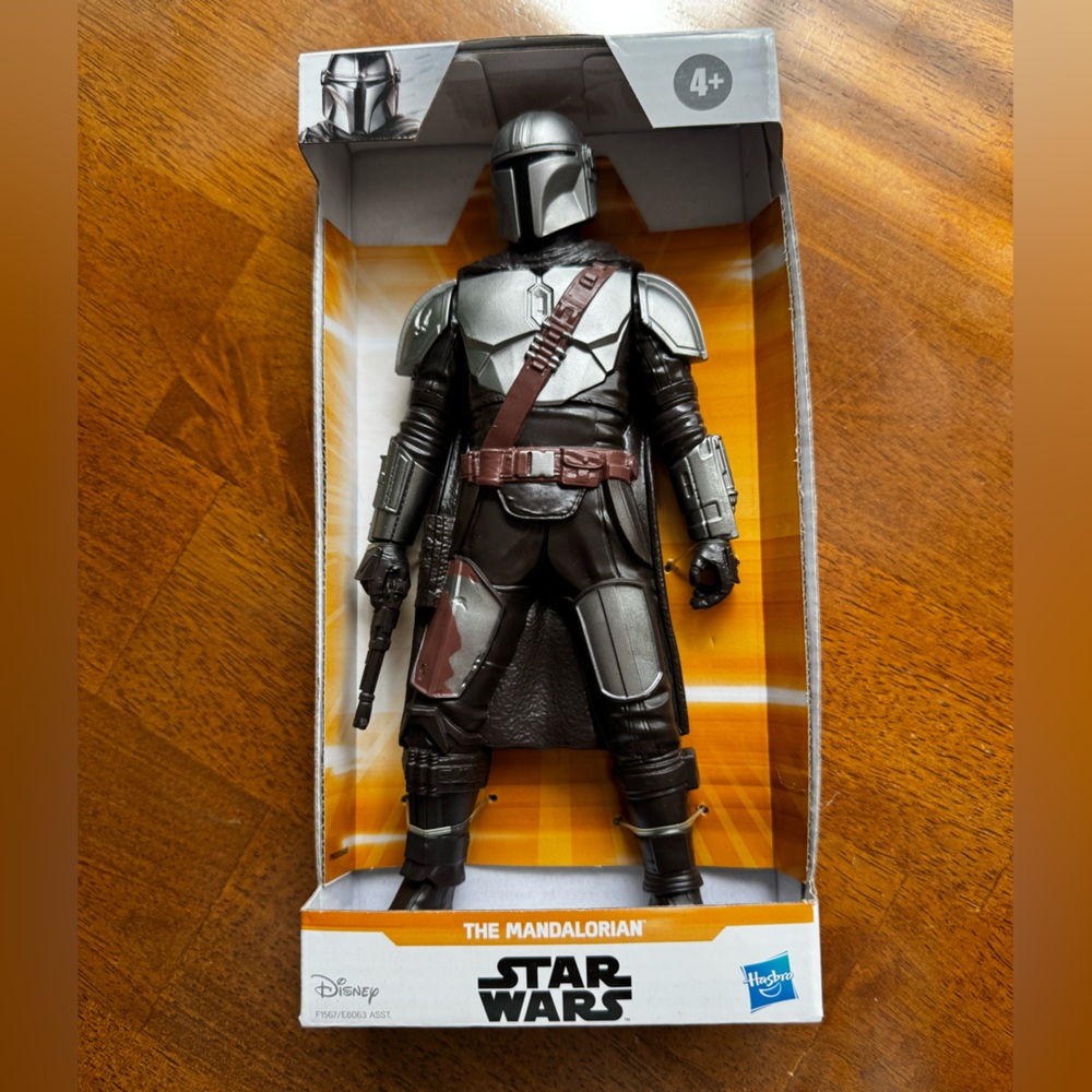 STAR WARS The Mandalorian Toy 9.5-inch Scale Action Figure, Ages 4+, NIB
